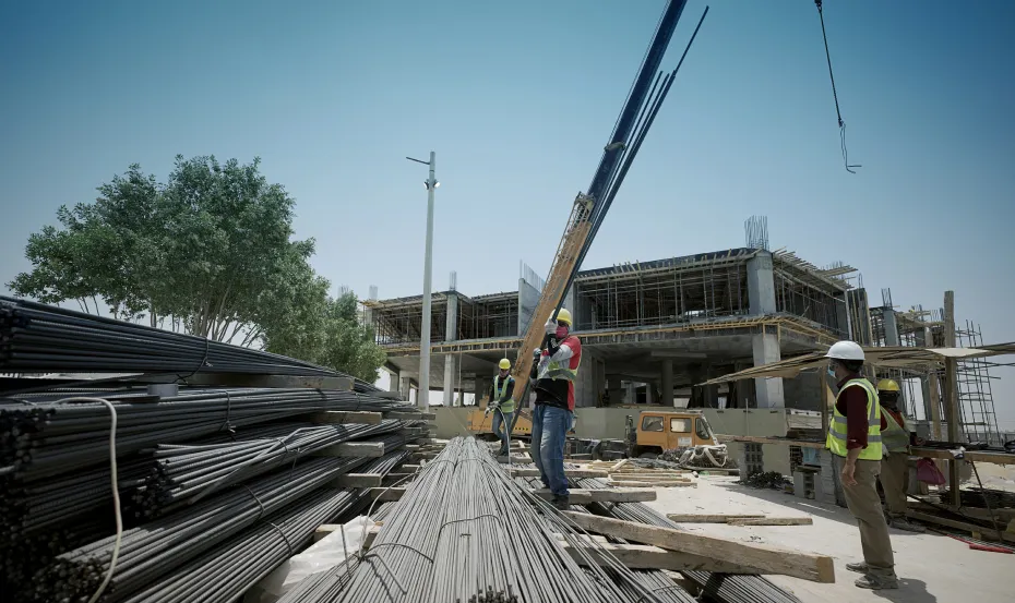 Image de chantier grue et ouvriers